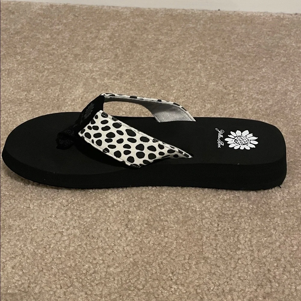 Yellow Box Women's White/Black Fiasco Flip Flops Size 8 (New With Tags) - Picture 3 of 7